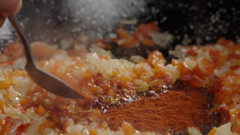 Un consejo para cocinar este arroz meloso de pulpo a la gallega está en el pimentón y en la manera de cocinarlo para que aporte todo su sabor y sus propiedades al plato y, sobre todo, que no se queme.